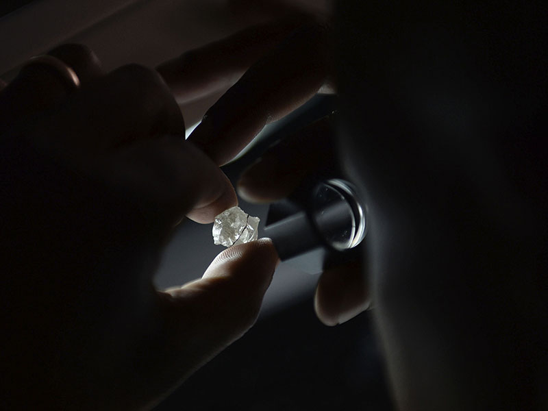 De Beers will grow artificial diamonds for 's quantum